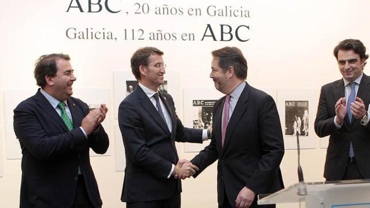 Feijóo saúda ao director do ABC, Bieito Rubido, na inauguración da exposición sobre os 20 anos da edición do ABC en Galicia / xunta.gal