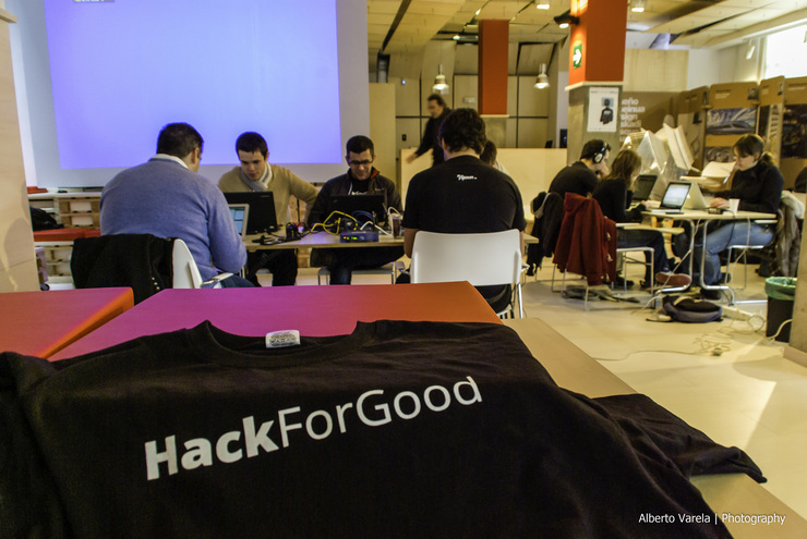 Unha reunión do HackforGood, concurso para hackers sociais  