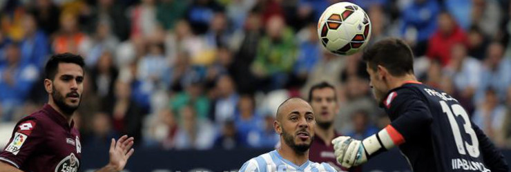 Fabricio adiantase a Amrabat. 