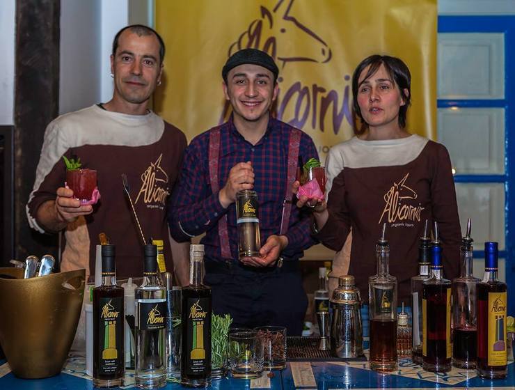 Iñaki e Belén, os emprendedores da empresa Alicornio. No centro, Guillermo, que exerceu de barman durante a presentación dos licores