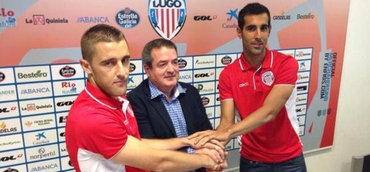 Fernando Seoane e Carlos Pita, co presidente Tino Saqués tras firmar a renovación. 