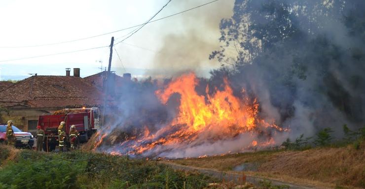 O lume moi preto dunhas casas en Calo (Teo)