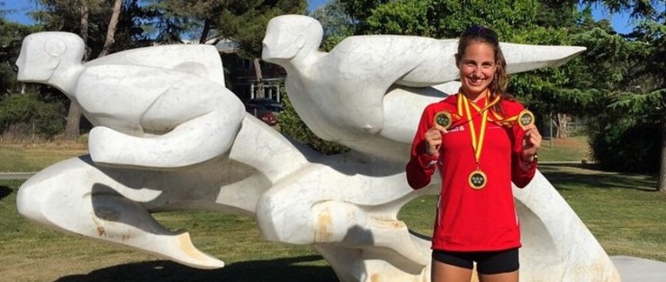 A lucense Aroa Freije, coas súas tres medallas de campioa.
