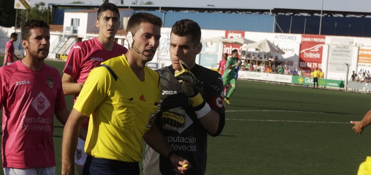 Protesta a un árbitro por un penalti. / Pablo Lorente / La Tribuna de Ciudad Real