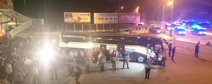 Os xogadores lucenses suben ao bus protexidos polos Mossos. 