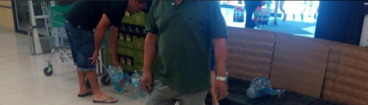 Clientes levando as últimas botellas de auga nun supermercado en Ferrol 