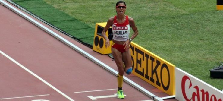 Alessandra Aguilar, entrando na meta de Pequín. / @atletismoRFEA