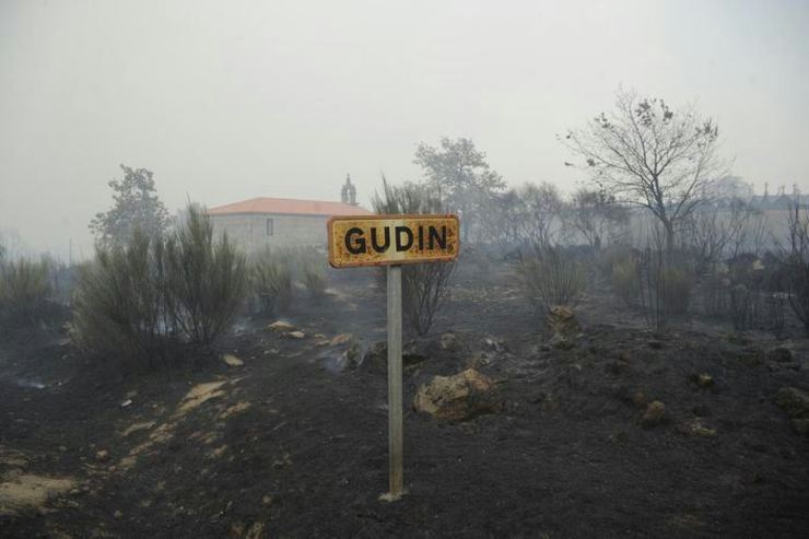 O lume chegou á igrexia de Gudín, en Cualedro 