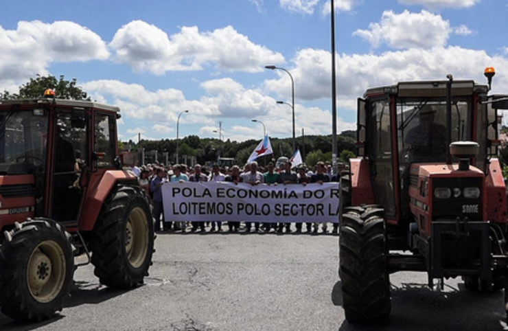 Tractorada pola defensa do sector leiteiro en Chantada 