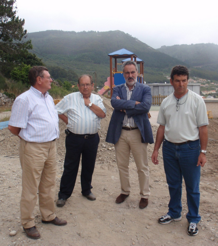 O delegado territorial da Xunta en Pontevedra, José Manuel Cores Tourís, visitou o 13 de agosto de 2012 o concello de Oia, na compaña do alcalde da localidade, Alejandro Rodríguez, e o tenente alcalde, Eugenio Portela, para comprobar o remate dos traballos comprometidos para a conexión do depósito municipal de abastecemento. As obras foron adxudicadas a Eiriña, empresa presunto centro da Operación Patos 