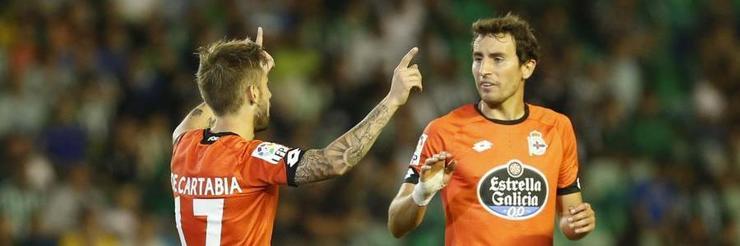 Fede Cartabia celebra con Mosquera o seu gol. 
