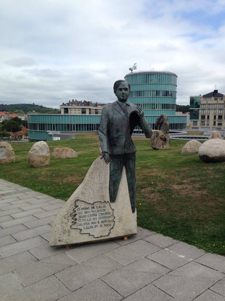 A escultura de Xosé Cuíña foi trasladada a un xardín preto do consistorio