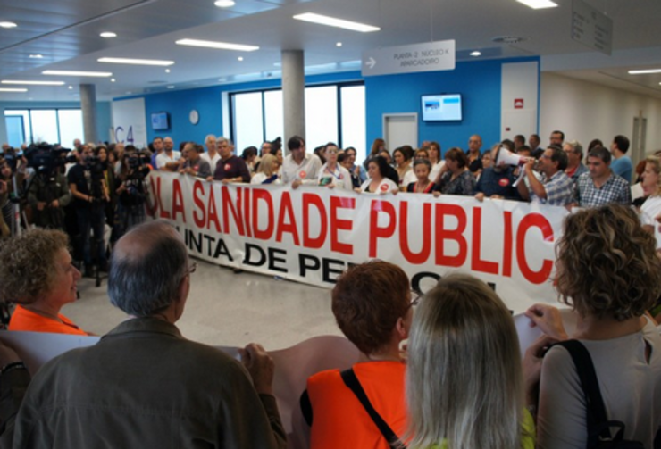 Traballadoras de distintos departamentos do Chuvi sumáronse hoxe ao peche que mateñen os celadores no interior do novo hospital Alvaro Cunqueiro de Vigo 