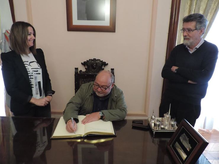 Lara Méndez e Darío Xohán Cabana con Francisco Álvarez, que doou 5.000 libros e un milleiro de filmes ao Concello de Lugo