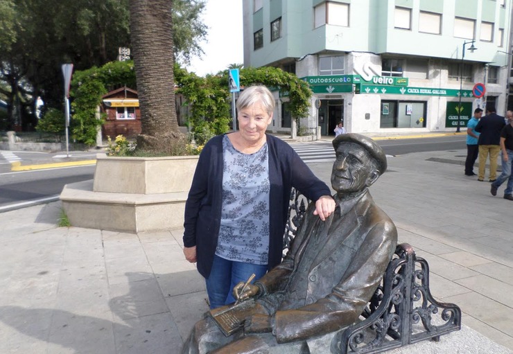 Marta Dahlgren, canda a escultura de Ramón Cabanillas en Cambados.