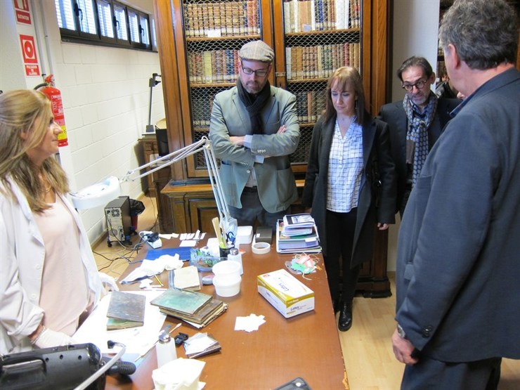 O alcalde de Santiago, Martiño Noriega, visita a biblioteca do Xelmirez I 