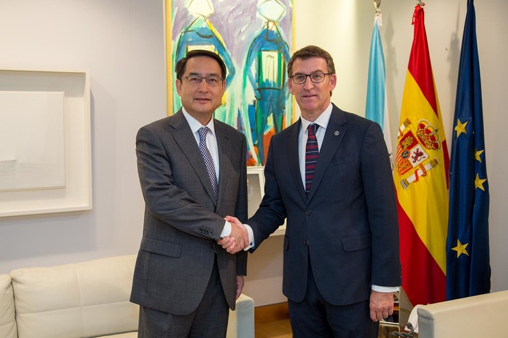 O responsable do Goberno galego, Alberto Núñez Feijóo, reúnese co embaixador da República Popular China en España, Lyu Fan 