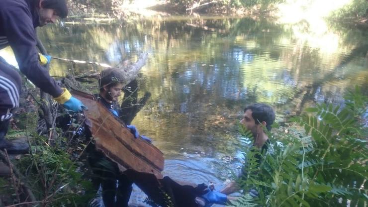 Voluntarios de Lazoiro retiran lixo do río Tea / Lazoiro