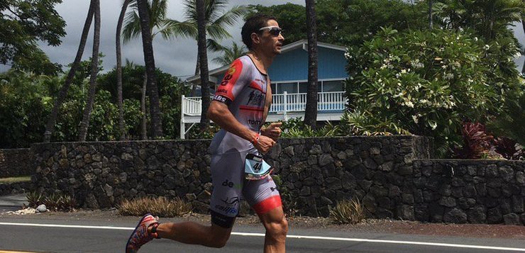 Iván Raña, na carreira a pé polas estradas de Hawai. 