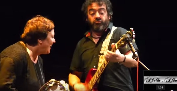 Narf canda Uxía en directo no Teatro Pastor Díaz de Viveiro en 2015 / José Antonio Abella Albo