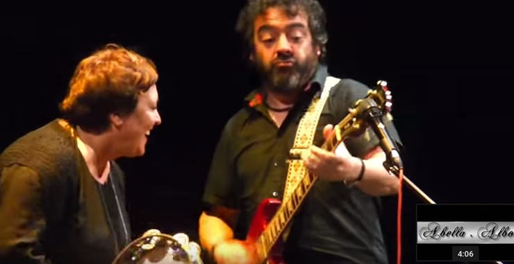 Narf canda Uxía en directo no Teatro Pastor Díaz de Viveiro en 2015 