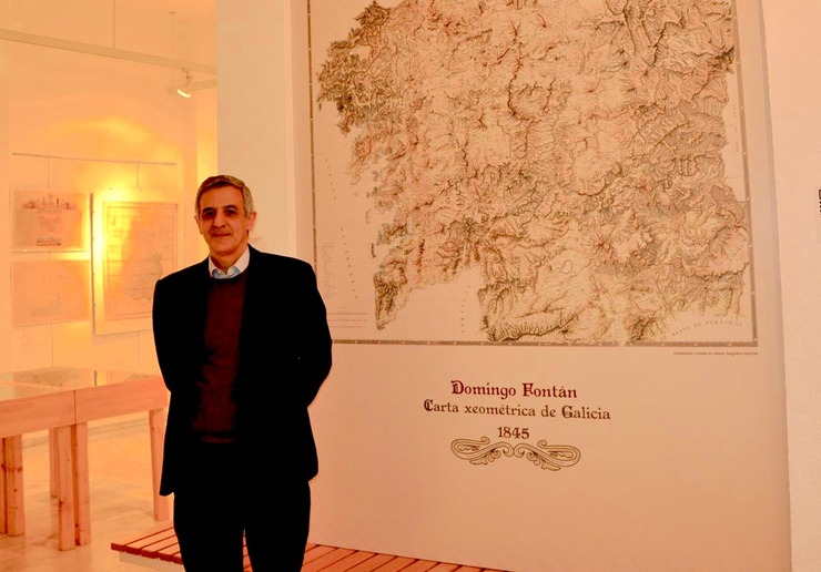 Gonzalo Méndez, diante da obra de Domingo Fontán / DUVI.