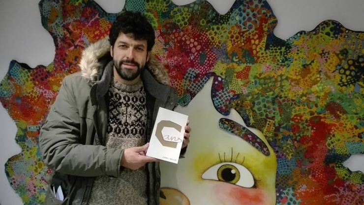 Carlos Meixide co seu novo libro, Cans 