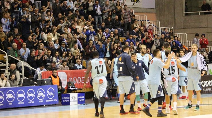 Equipo e afección celebran a importante vitoria ante o Melilla. 