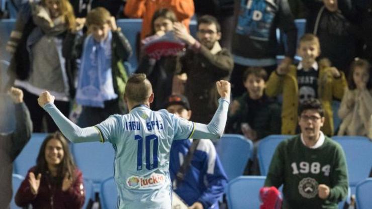 Iago Aspas celebra un gol coa bancada celeste. 