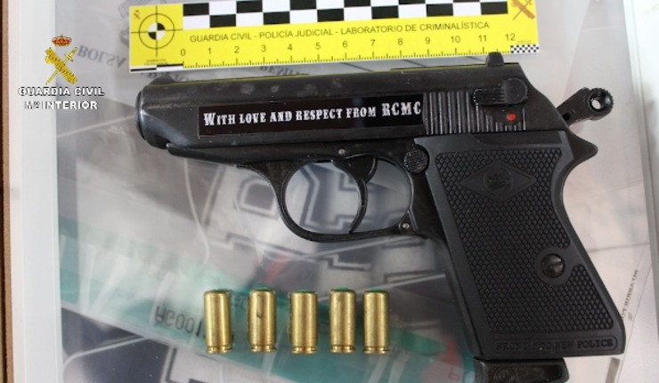 Pistola incautada durante a Operación Triciclo / Garda Civil