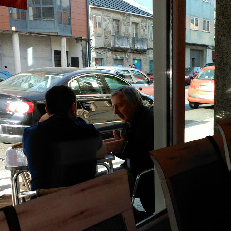 Valentín González e Pepe Blanco falan nunha cafetería das Pontes 