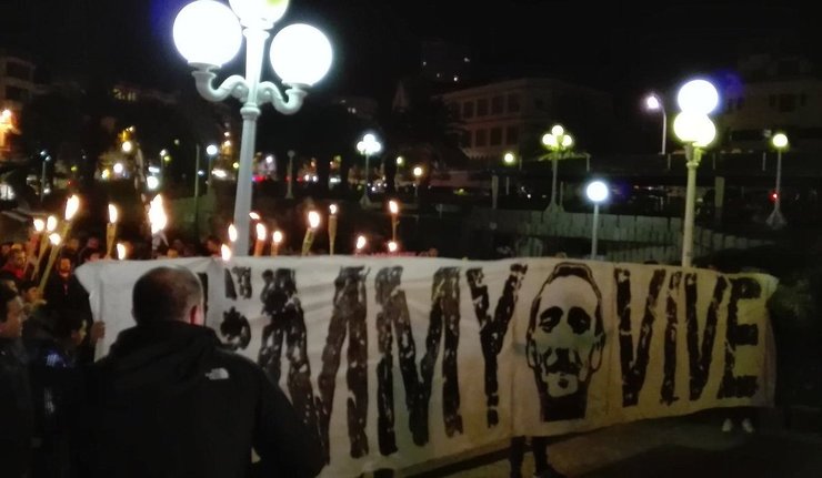 Pancarta coa lenda 'Jimmy vive' que abría a marcha. 