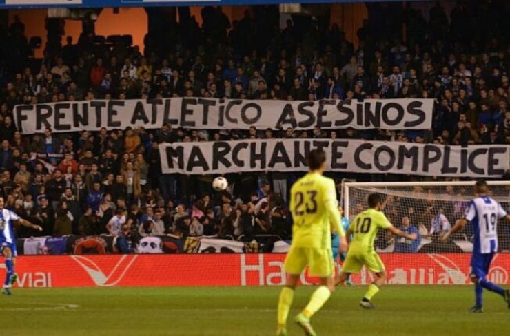 Pancarta dos Riazor Blues no partido de Copa Dépor-Betis. 