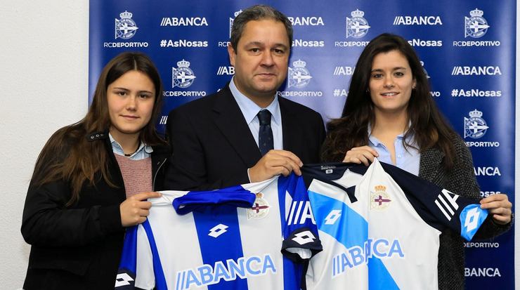 O presidente Tino Fernández, coas xogadoras Estefi e María Corral. 