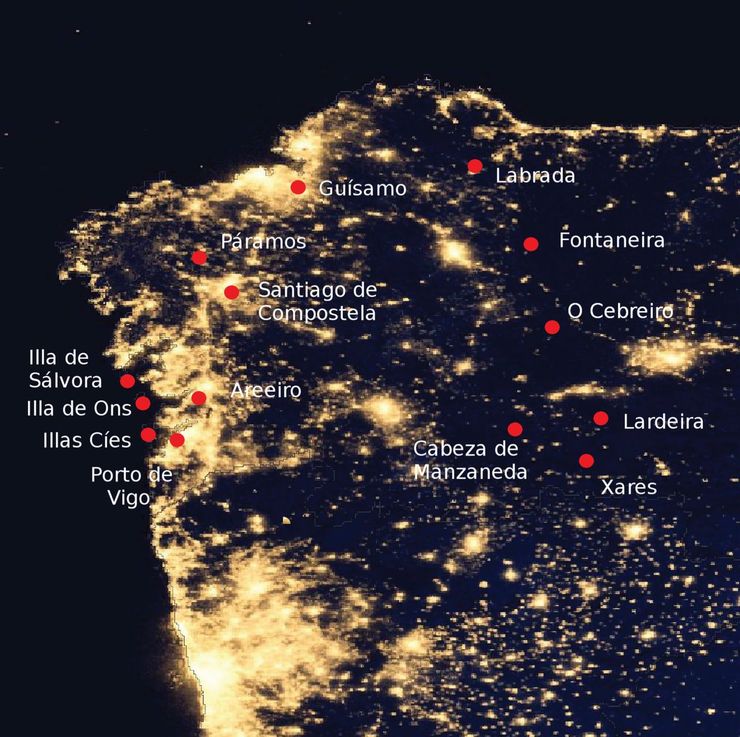 Elaboración de Salvador Bará en base a imaxes en acceso aberto de NASA coa distribución xeográfica dos detectores da Rede Galega de Vixilancia do Brillo do Ceo Nocturno, situada en 14 estacións meteorolóxicas de Meteogalicia. A zona máis brillante preto do bordo inferior da imaxe é a área metropolitana de Porto (Portugal) / Fonte: NASA Earth Observatory (2012). Night Lights 2012—Flat map. Dispoñible en liña en: http://earthobservatory.nasa.gov/naturalhazards/view.php?ide=79765, imaxe de Robert Simmon, utilizando os datos de Suomi NPP VIIRS proporcionados por cortesía de Chris Elvidge (NOAA National Geophysical Data Center) (NASA Earth Observatory, 2012). Suomi NPP é o resultado dunha asociación entre a NASA, a NOAA e o Departamento de Defensa de Estados Unidos. Dispoñible tamén en: http://rsos.royalsocietypublishing.org/content/3/10/160541.