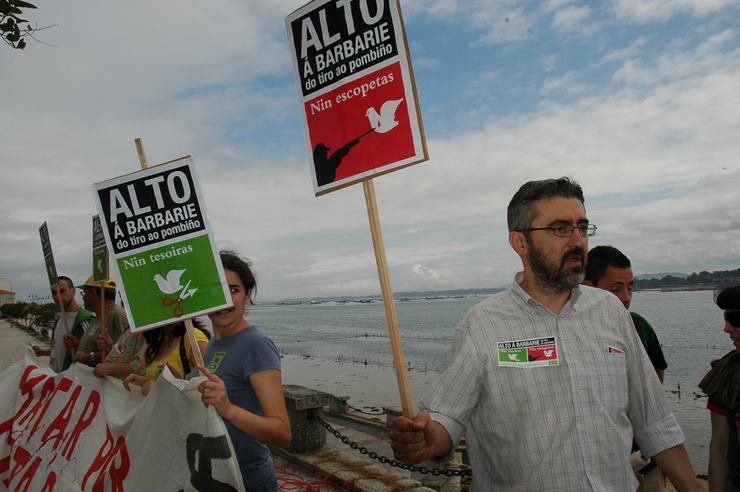 Protestas contra o tiro ao pombiño 