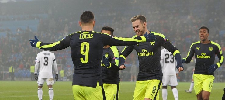 Lucas Pérez recibe a felicitación dos seus compañeiros tras marcar. 