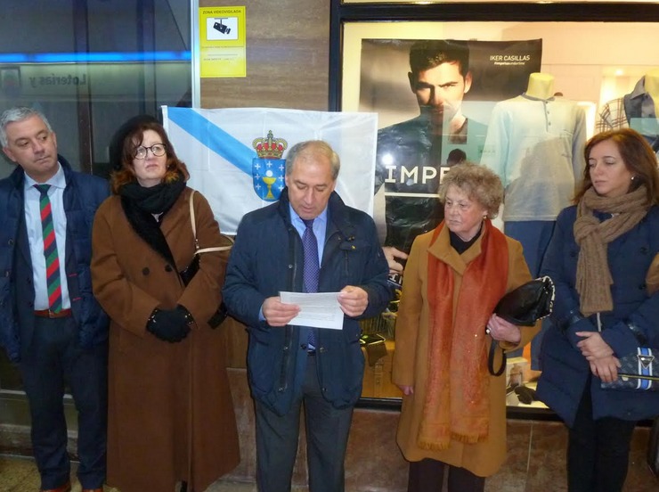 Colocación das placas de homenaxe a Manuel María en Monforte