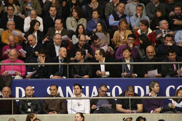 Feijóo e Raúl López no palco do Sar, nun partido do Obradoiro / obradoirorobasketfoto.com