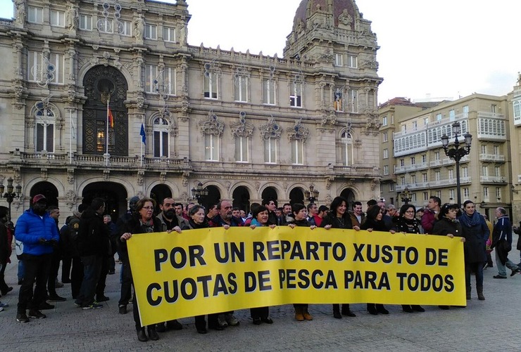 Concentración do cerco na Praza María Pita da Coruña / @pilaraymara.