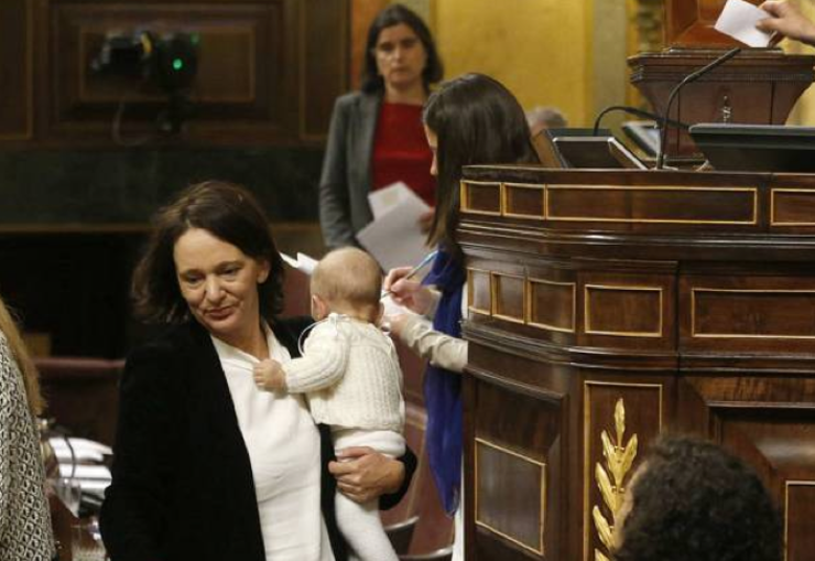 Bescansa, co seu bebé no Congreso 