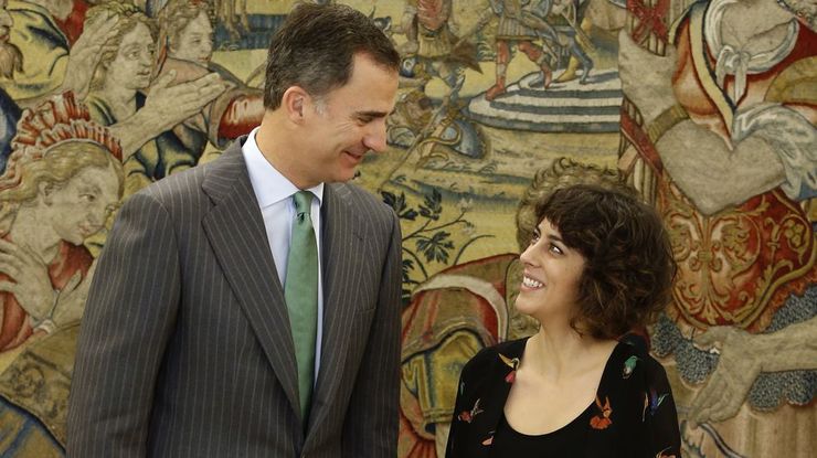 O rei Felipe VI conversa coa portavoz de En Marea, Alexandra Fernández / A.D./lainformacion.com
