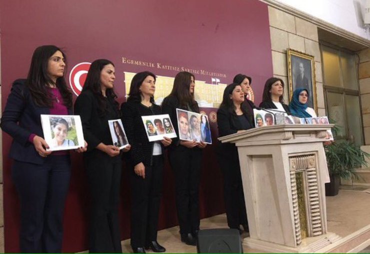 Homenaxe ás activistas kurdas Pakize Nayir, Fatma Uyar e Sêve Demir asasinadas polo Exército turco