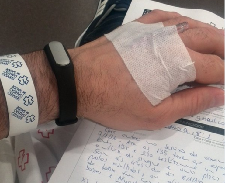 Un doente escribe unha queixa no Hospital Álvaro Cunqueiro de Vigo por levar sete horas en urxencias