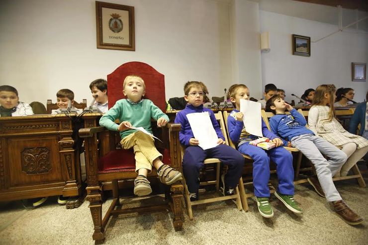 Pleno infantil celebrado en Tomiño coa participación de nenos das escolas deste concello