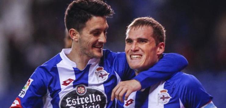 Luis Alberto felicita a Álex Bergantiños por un gol. / lfp.es