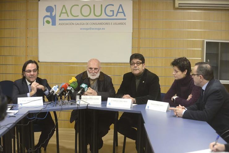 Membros da  Asociación de Consumidores e Usuarios de Galicia (Acouga), nunha rolda de prensa 