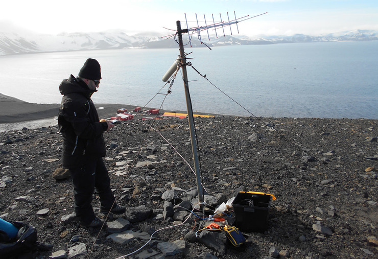 Estación meteorolóxica dos investigadores vigueses na lomba JB de Illa Decepción, na Antártida 