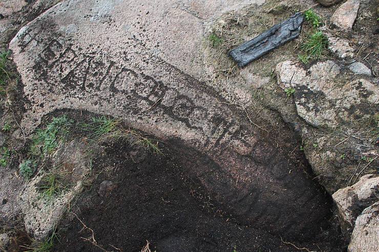 Novos restos da inscrición que apareceu na ermida do Monte Pindo 