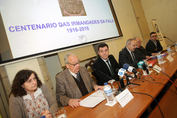 Goretti Sanmartín, Xusto Beramendi, Román Rodríguez, Ramón Villares e Alonso Montero durante a presentación dos actos do aniversario das Irmandades da Fala / Xutna.gal